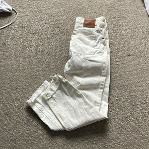 White Levi’s 90s jeans